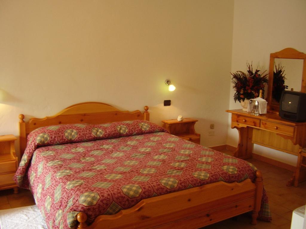 Hotel La Fattoria Camigliatello Silano Zimmer foto